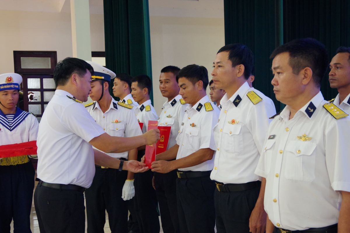 Điều động bổ nhiệm hơn 300 sĩ quan hoàn thành nhiệm vụ ở Trường Sa