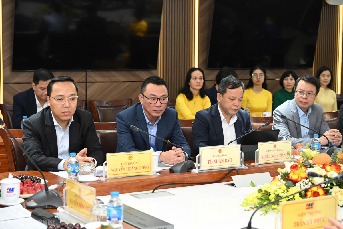 Thứ trưởng Bộ Công Thương Nguyễn Hoàng Long cùng các đại biểu tham gia buổi làm việc. Ảnh: Cấn Dũng Thứ trưởng Bộ Công Thương Nguyễn Hoàng Long cùng các đại biểu tham gia buổi làm việc. Ảnh: Cấn Dũng