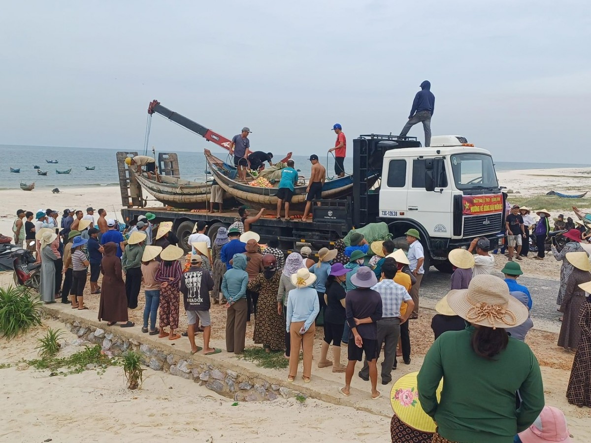 Ngư dân kéo thuyền lên xe đưa ra miền Bắc chống lũ
