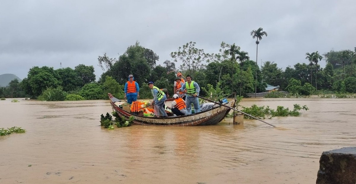 Thuyền nan cứu hộ của ngư dân huyện Lệ Thuỷ cứu hộ tại tịn Thái Nguyên