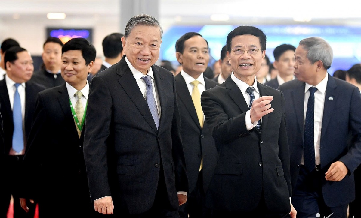 Tổng Bí thư Tô Lâm và Bộ trưởng TT&TT Nguyễn Mạnh Hùng tham quan khu triển lãm tại Diễn đàn quốc gia về doanh nghiệp công nghệ số Việt Nam. Ảnh: Hoàng Hà Tổng Bí thư Tô Lâm và Bộ trưởng TT&TT Nguyễn Mạnh Hùng tham quan khu triển lãm tại Diễn đàn quốc gia về doanh nghiệp công nghệ số Việt Nam. Ảnh: Hoàng Hà