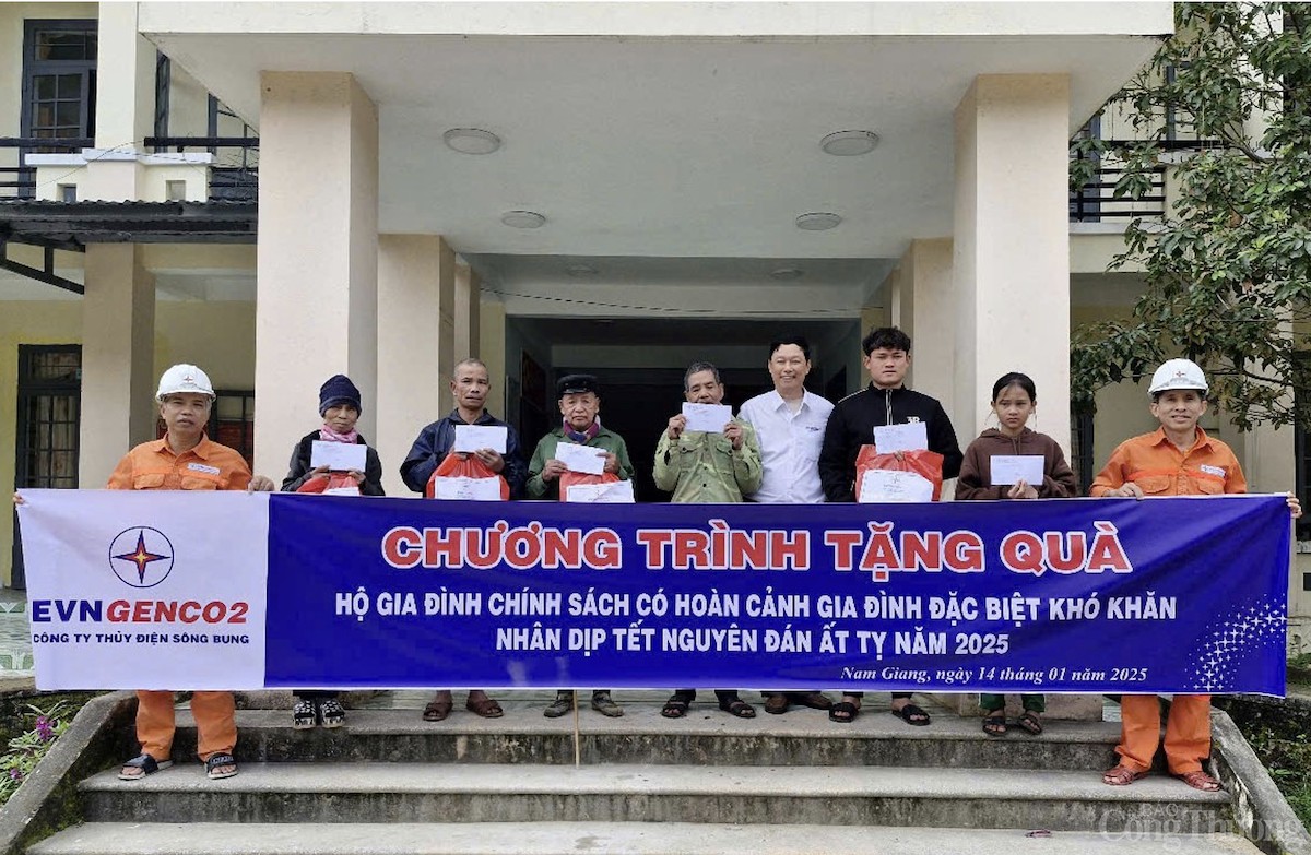 undefined Công ty Thủy điện Sông Bung tặng quà Tết cho hộ nghèo