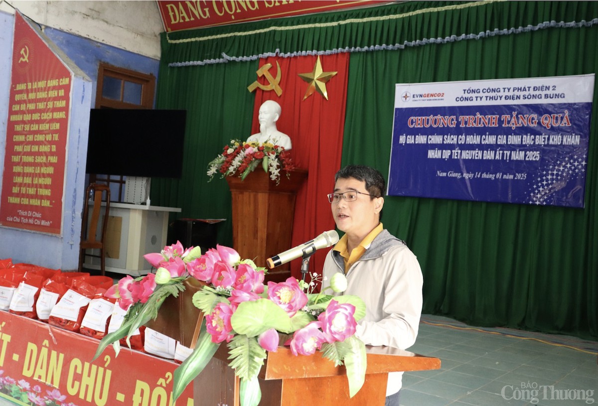undefined Công ty Thủy điện Sông Bung tặng quà Tết cho hộ nghèo