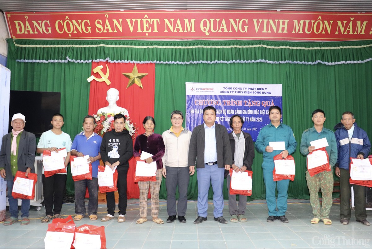 undefined Công ty Thủy điện Sông Bung tặng quà Tết cho hộ nghèo