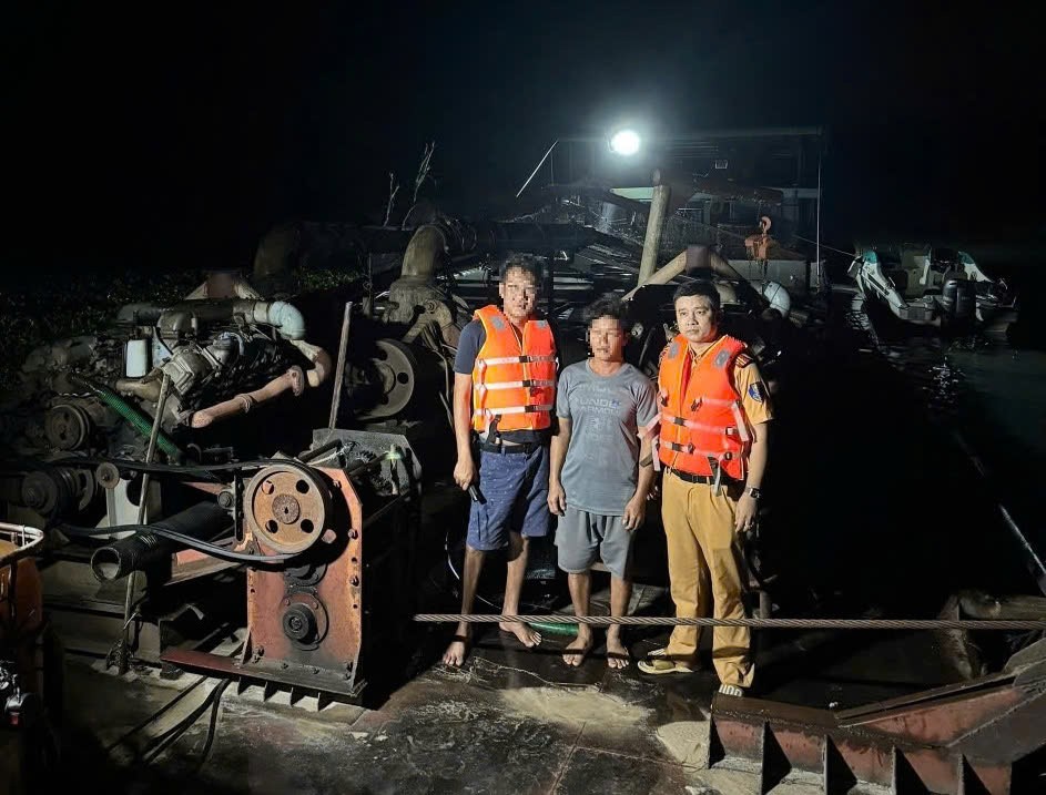 bắt giữ 3 phương tiện cùng 9 thuyền viên đang thực hiện hành vi khai thác cát trai phép trên hồ Dầu Tiếng bắt giữ 3 phương tiện cùng 9 thuyền viên đang thực hiện hành vi khai thác cát trai phép trên hồ Dầu Tiếng