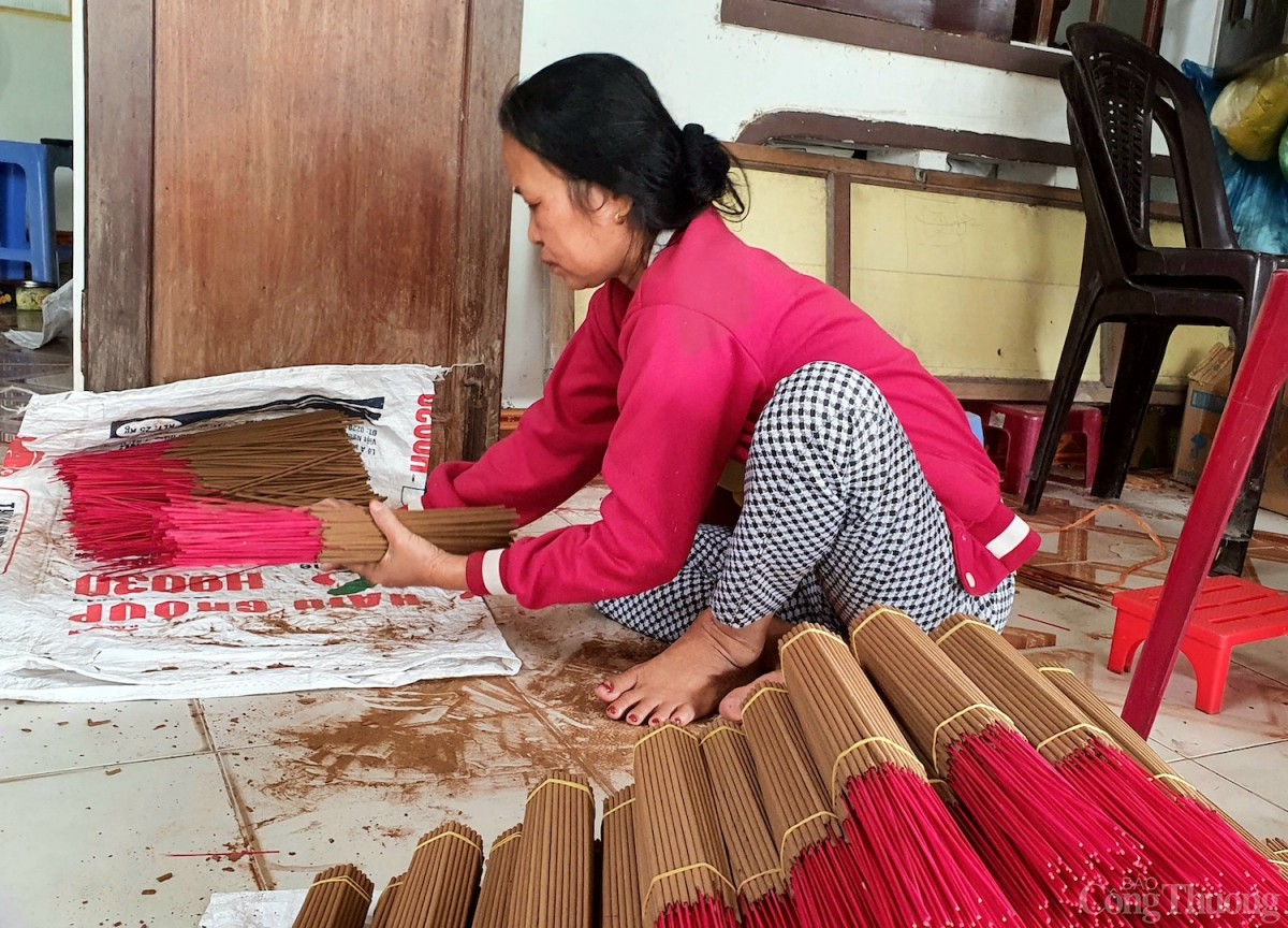 Bà Nguyễn Thị Lan (khối phố 8, thị trấn Hà Lam) cho biết, ngoài công việc đồng áng, thời gian rảnh bà tranh thủ đi bó hương thuê. “Nhiều người làm nhanh, quen việc thì thu nhập được hơn 200.000 đồng/ngày. Tôi làm chậm và cũng là làm thêm nên thu nhập khoảng 100.000 đồng/ngày, cũng có đồng ra đồng vào chi tiêu hàng ngày”, bà Lan cho hay.