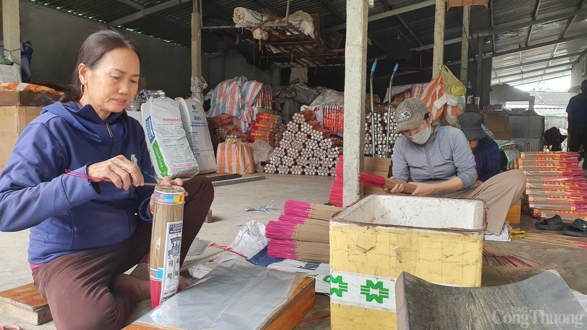 Hộ làm hương nhà bà Nguyễn Thị Hà (khối phố 8, thị trấn Hà Lam) là một trong những hộ làm hương lớn của làng. Bà Hà cho biết, gia đình bà (nhà chồng) đã có nhiều đời làm hương, nghề làm hương có đơn hàng quanh năm, nhưng vụ Tết là số lượng lớn hơn cả. “Mùa hàng Tết bắt đầu từ khoảng tháng 10 âm lịch, đến giữa tháng 12 Âm lịch như hiện tại thì cơ bản đã trả hết đơn hàng cho khách”, bà Hà cho hay.