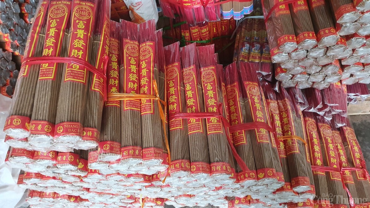 Để ra được một thẻ hương sẽ qua rất nhiều bước như trộn bột hương, định hình hương, phơi sấy, đóng gói bao bì.