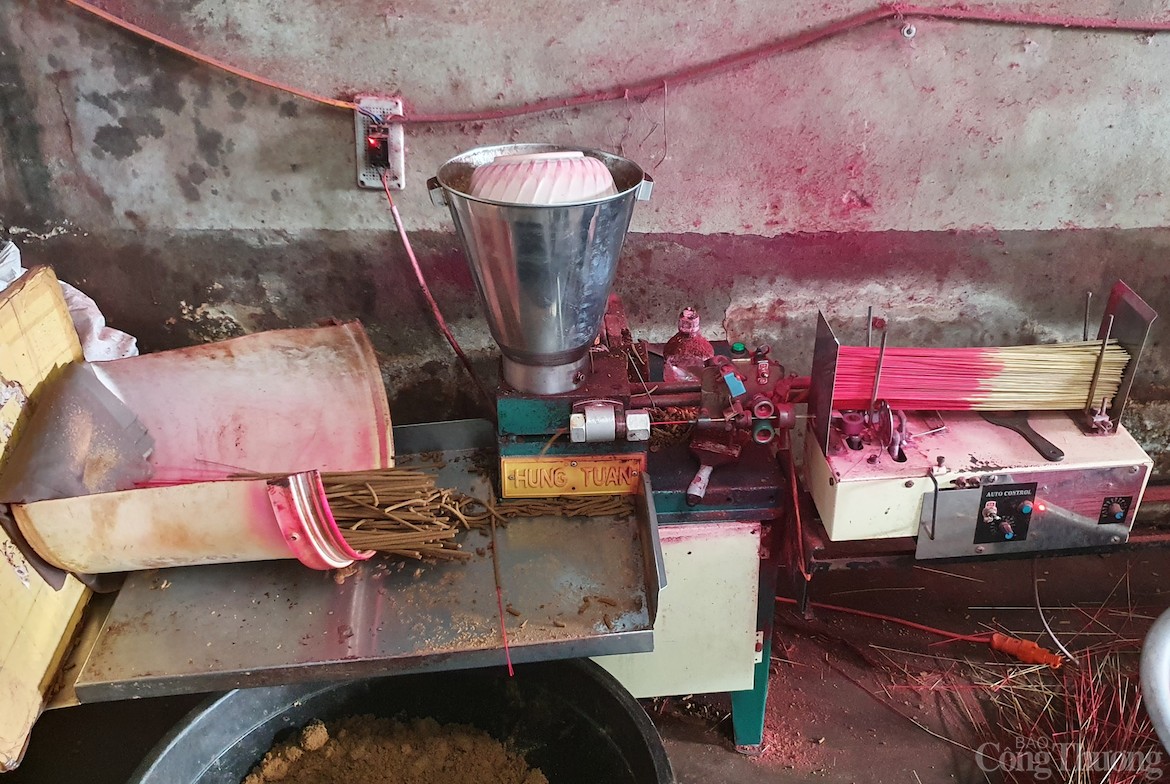 Công đoạn định hình hương đã có máy móc hỗ trợ nên sản lượng hương tăng đáng kể, năng suất và lợi nhuận cũng theo đó tăng lên, sức lao động giảm xuống.