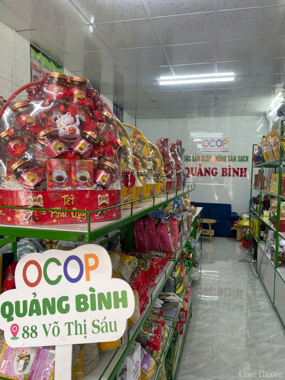 Yếu sào được làng thành giỏ quà biểu Tết bắt mắt tại cửa hàng OCOP Quảng Bình 