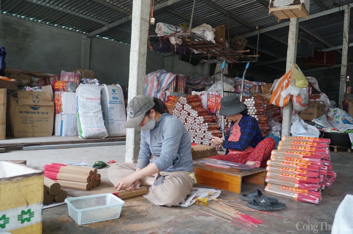 Theo bà Hà, năm nay, giá nguyên liệu đầu vào tăng nên giá bán hương cũng tăng nhẹ.