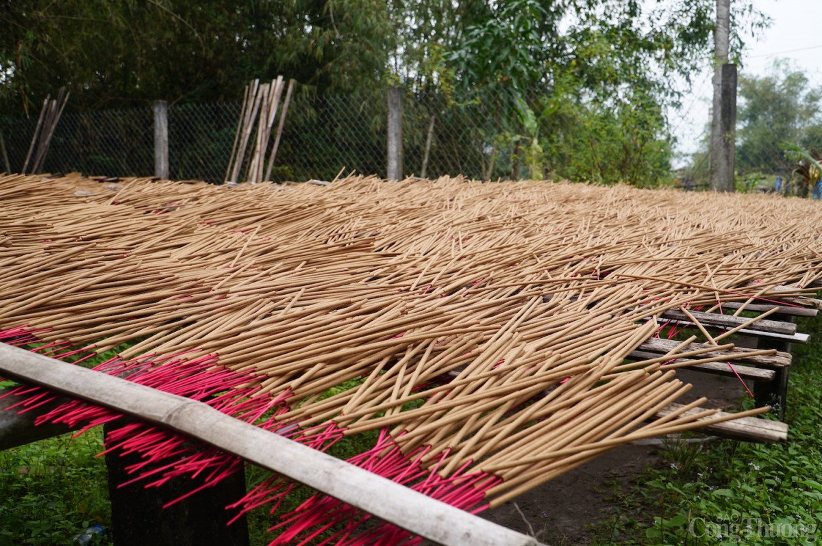 Làm hương có nhiều công đoạn, nhưng với nhiều hộ còn phơi hương bằng phương pháp thủ công (phơi ngoài nắng) thì thời tiết rất quan trọng. Phải có nắng và người làm hương phải có kinh nghiệm để phơi độ nắng nóng vừa phải.