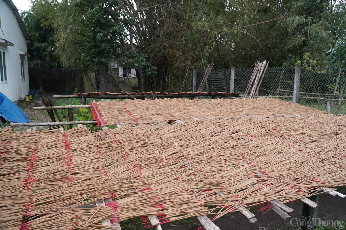 Nghề làm hương không phải sát Tết mới sôi động mà thường tháng 9,10 sôi động, vì thời tiết còn nắng, phù hợp để phơi sấy hương.