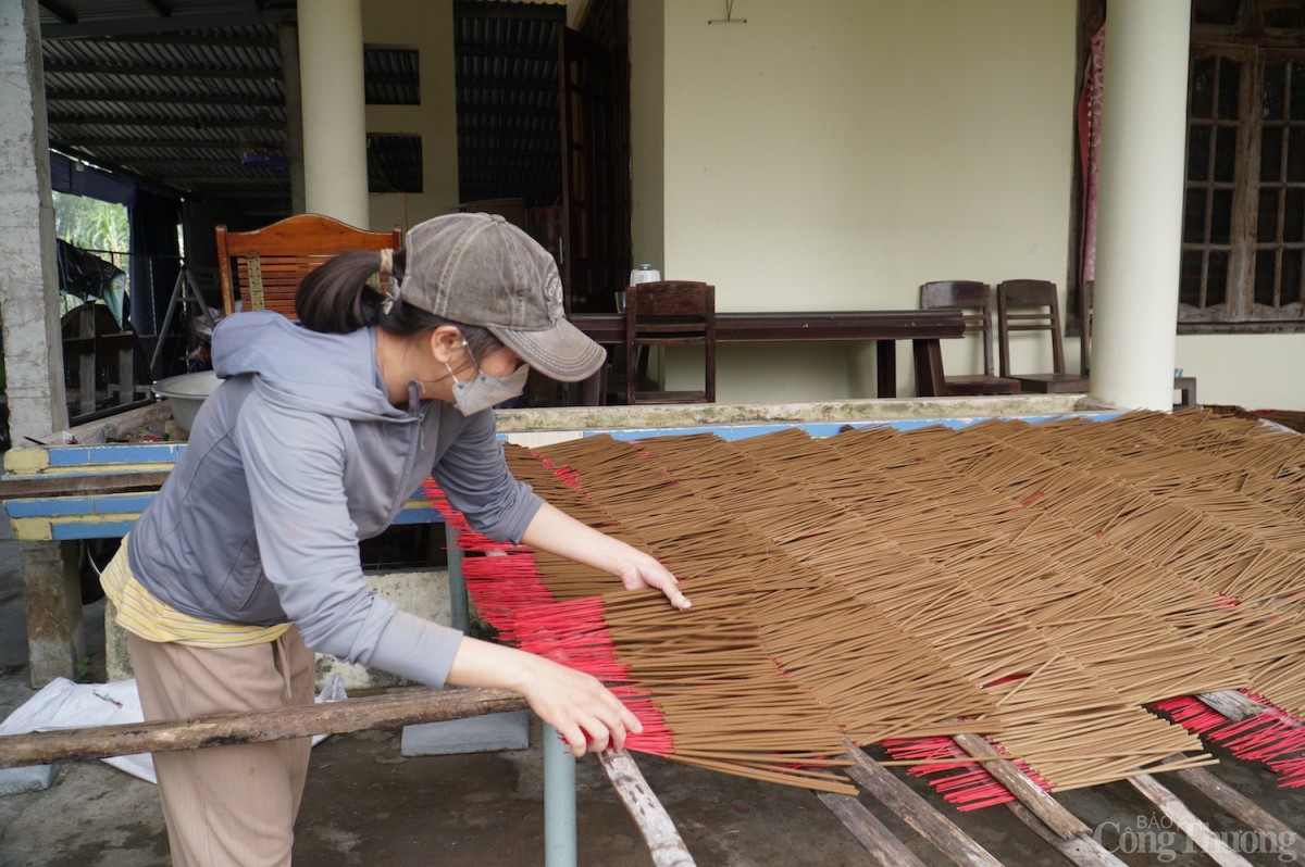 Những ngày thời tiết ít nắng có khả năng có mưa thì các hộ làm hương phải phơi hương trong mái hiên nhà.