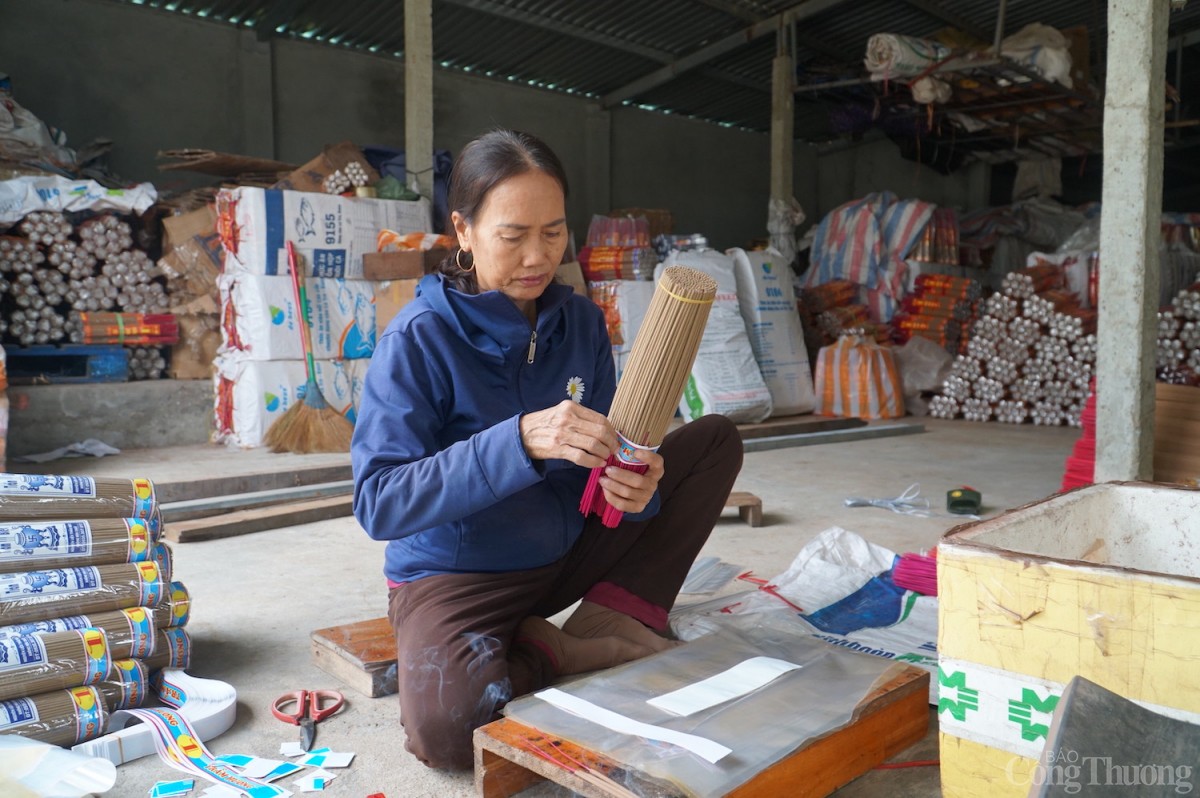 “Tôi không tính số bó, nhưng cứ mỗi dịp Tết gia đình tôi cung ứng ra khoảng 4 xe tải hương các loại. Khách hàng thì cũng nhiều nơi trong cả nước nhưng nhiều hơn cả là khách ở thành phố Huế, sau đó là đến Đắk Lắk”, bà Hà cho hay.