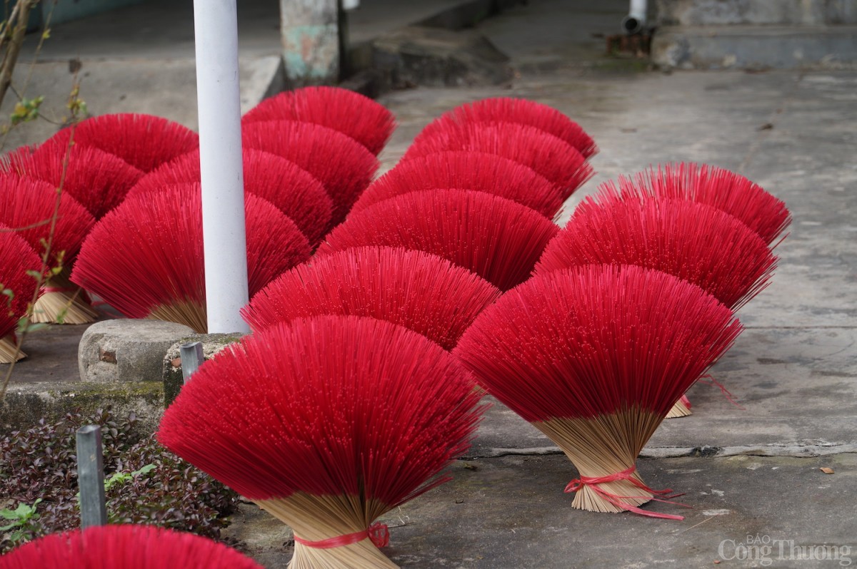 Nghề làm hương mang đến công việc ổn định cho hàng nghìn người lao động tại chỗ tại làng hương Quán Hương, đầu ra ổn định cũng giúp người làng nghề gắn bó với nghề truyền thống, làng nghề đứng vững, khẳng định thương hiệu.