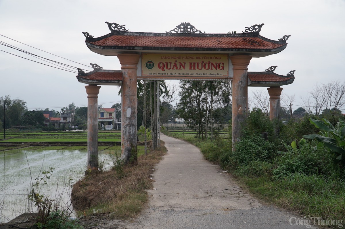 Cách trung tâm Thị trấn Hà Lam chừng 1km về phía Nam, làng Quán Hương (khu phố 8, thị trấn Hà lam, huyện Thăng Bình, tỉnh Quảng Nam) nằm ngay bên Quốc lộ 1A. Đến cổng làng, mùi trầm, quế đã tỏa hương thơm dịu.