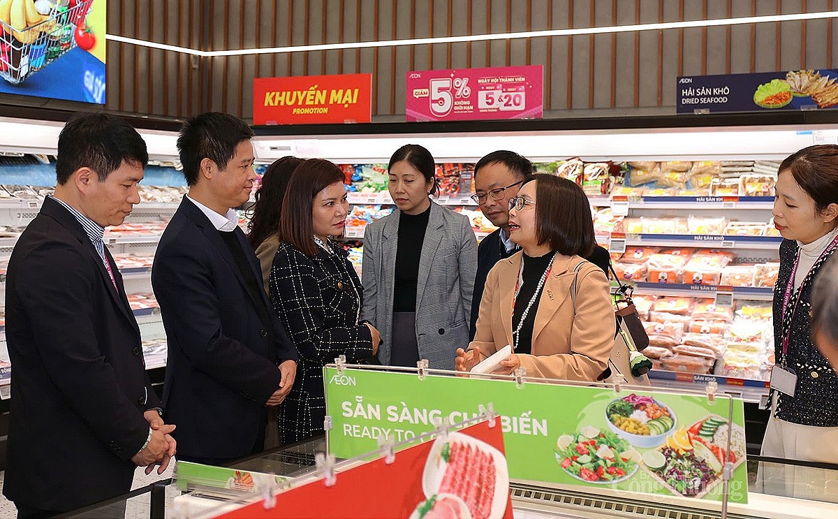 đoàn công tác với các địa phương, doanh nghiệp cung ứng hàng hóa về công tác chuẩn bị Tết, bình ổn thị trường dịp cuối năm 2024 và Tết Nguyên đán Ất Tỵ 2025 của Bộ Công Thương đã đi kiểm tra công tác chuẩn bị, cung ứng hàng Tết tại một số siêu thị trên địa bàn Hà Nội. đoàn công tác với các địa phương, doanh nghiệp cung ứng hàng hóa về công tác chuẩn bị Tết, bình ổn thị trường dịp cuối năm 2024 và Tết Nguyên đán Ất Tỵ 2025 của Bộ Công Thương đã đi kiểm tra công tác chuẩn bị, cung ứng hàng Tết tại một số siêu thị trên địa bàn Hà Nội.