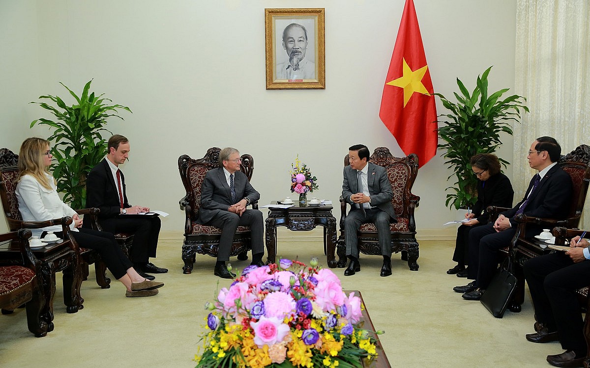 Phó Thủ tướng mong muốn hai nước cùng nhau trao đổi, thúc đẩy các sáng kiến hợp tác toàn cầu nhằm thực hiện tốt hơn các mục tiêu bảo đảm môi trường, giảm phát thải khí carbon, biến đổi khí hậu - Ảnh: VGP/Đình Nam Phó Thủ tướng mong muốn hai nước cùng nhau trao đổi, thúc đẩy các sáng kiến hợp tác toàn cầu nhằm thực hiện tốt hơn các mục tiêu bảo đảm môi trường, giảm phát thải khí carbon, biến đổi khí hậu - Ảnh: VGP/Đình Nam