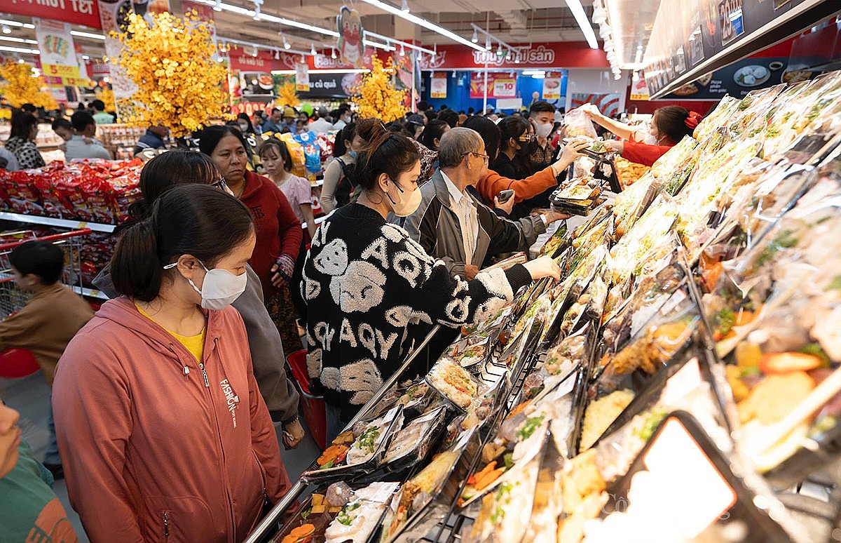 Người tiêu dùng mua hàng hóa tại siêu thị GO! Ninh Thuận