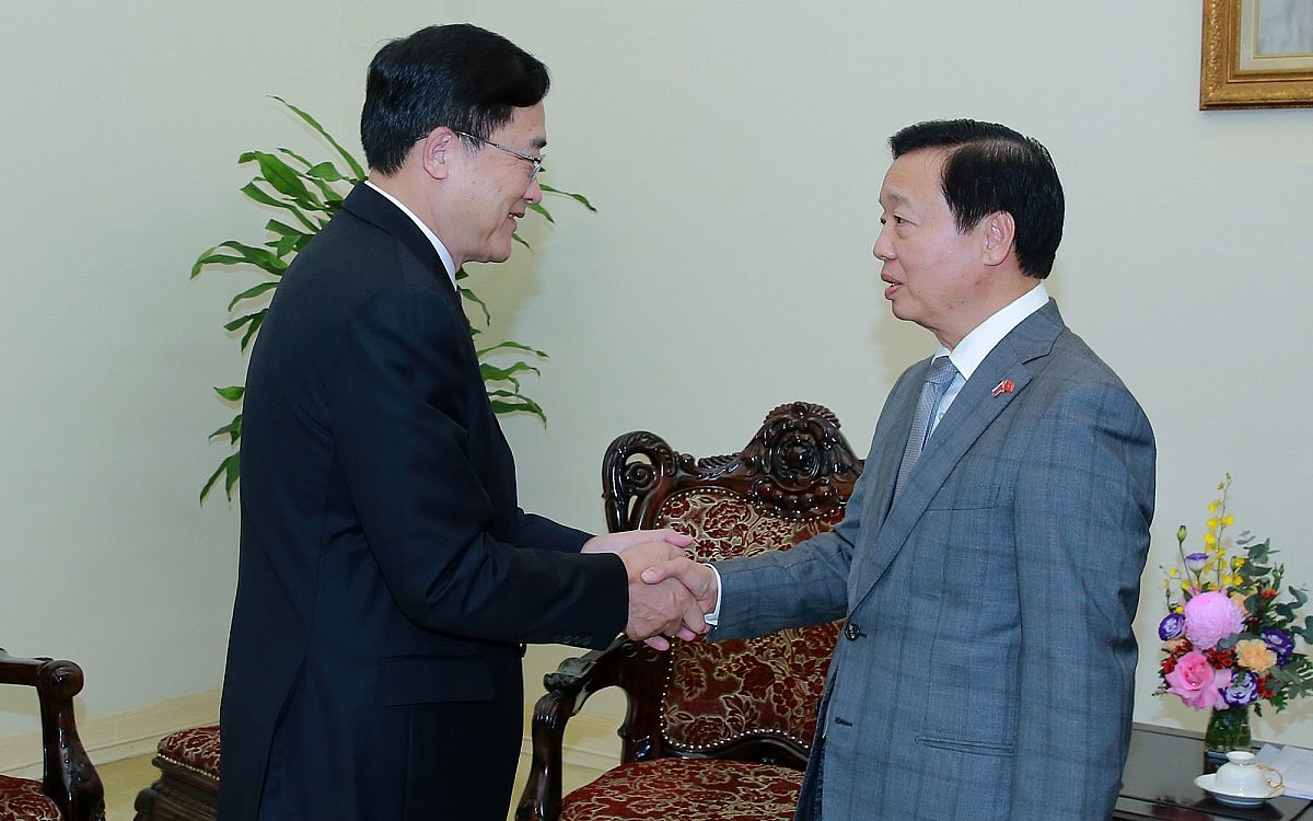 Phó Thủ tướng Trần Hồng Hà tiếp ông Tan Wangeng, Phó Chủ tịch Hội đồng Quản trị Tập đoàn Máy bay thương mại Trung Quốc (COMAC) - Ảnh: VGP/Đình Nam