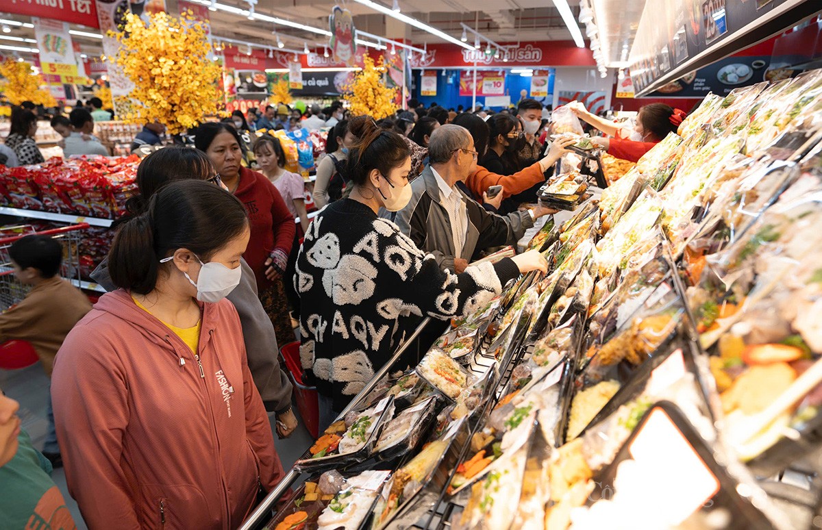 Người tiêu dùng mua hàng hóa tại siêu thị GO! Ninh Thuận