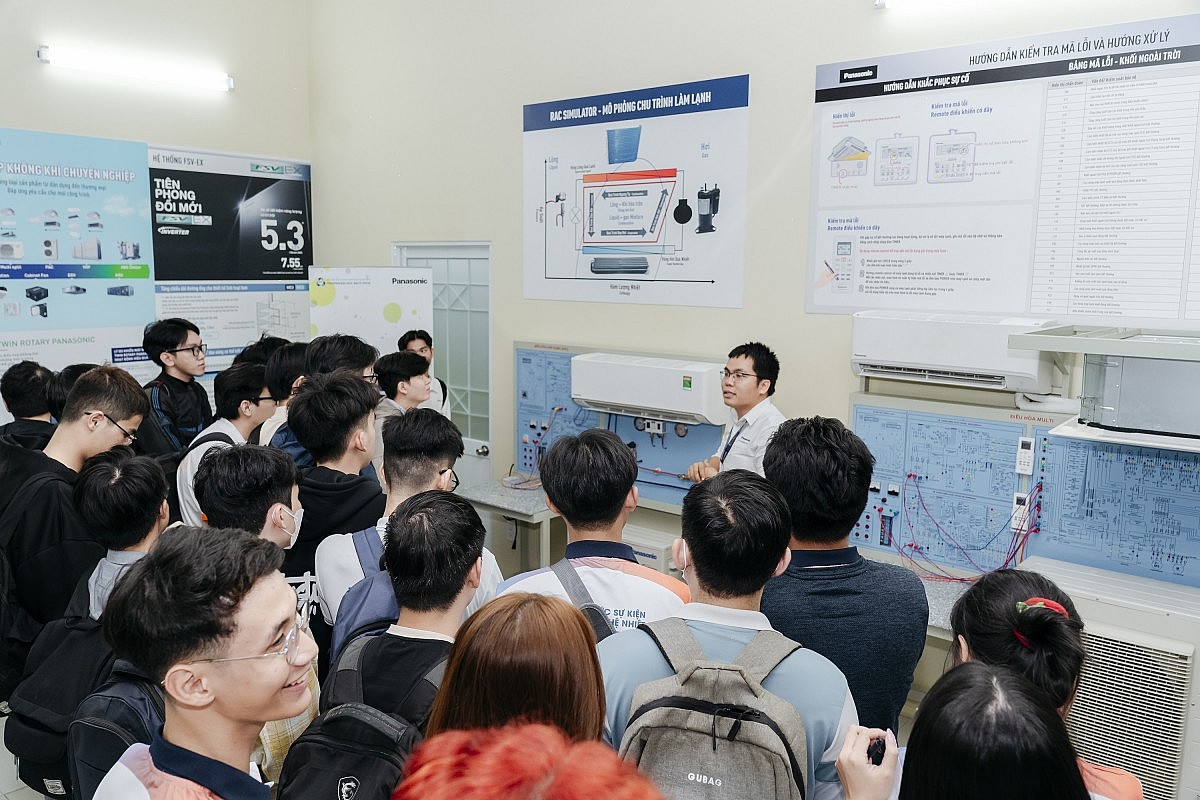Sinh viên Trường Đại học Bách khoa - ĐHQG Hồ Chí Minh tham quan Phòng thí nghiệm Giải pháp HVAC