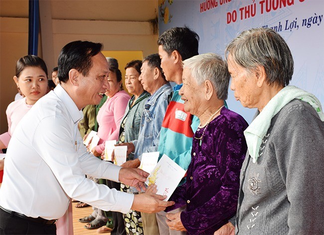 Phó Bí thư Tỉnh ủy, Chủ tịch UBND tỉnh - Phạm Văn Thiều thăm hỏi, tặng quà cho gia đình chính sách vùng Căn cứ cách mạng Cái Chanh Phó Bí thư Tỉnh ủy, Chủ tịch UBND tỉnh - Phạm Văn Thiều thăm hỏi, tặng quà cho gia đình chính sách vùng Căn cứ cách mạng Cái Chanh