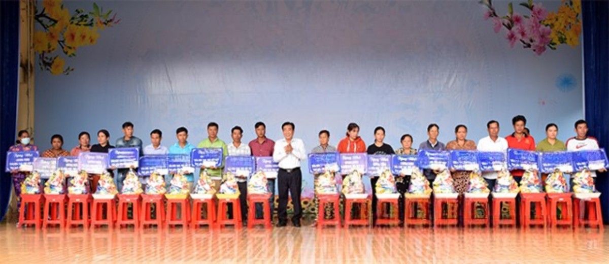 Chủ tịch Ủy ban MTTQ Việt Nam tỉnh - Trần Văn Út trao Bảng tượng trưng bàn giao nhà cho hộ nghèo, hộ cận nghèo trên địa bàn huyện Hồng Dân Chủ tịch Ủy ban MTTQ Việt Nam tỉnh - Trần Văn Út trao Bảng tượng trưng bàn giao nhà cho hộ nghèo, hộ cận nghèo trên địa bàn huyện Hồng Dân