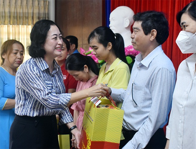 Đồng chí Trần Thị Hoa Ry - Phó Chủ tịch Hội đồng dân tộc của Quốc hội đã đến thăm và tặng quà cho đoàn viên, người lao động có hoàn cảnh khó khăn tại tỉnh Bạc Liêu Đồng chí Trần Thị Hoa Ry - Phó Chủ tịch Hội đồng dân tộc của Quốc hội đã đến thăm và tặng quà cho đoàn viên, người lao động có hoàn cảnh khó khăn tại tỉnh Bạc Liêu