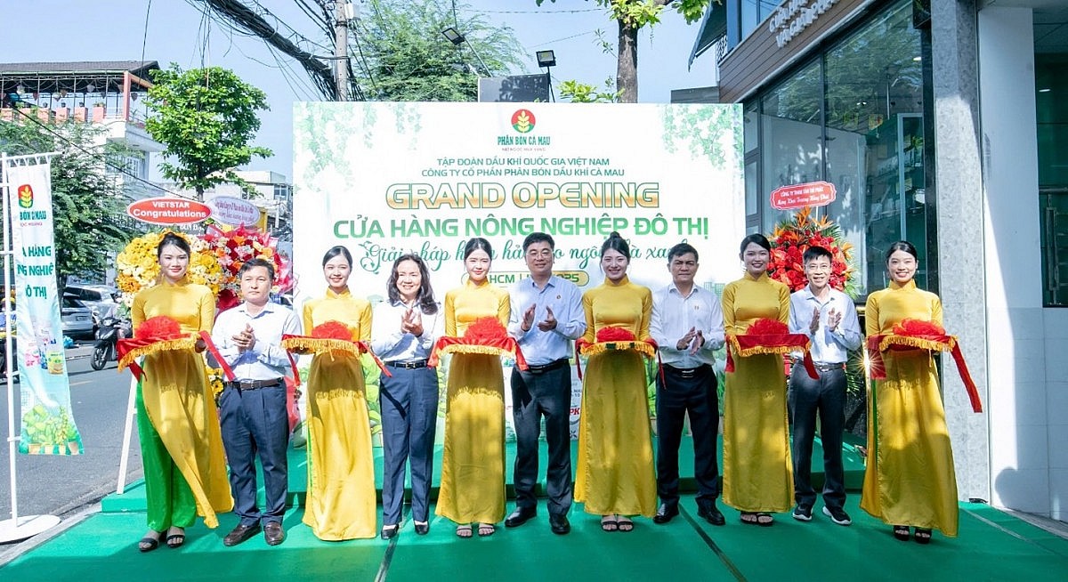 Ban lãnh đạo PVCFC thực hiện nghi thức khai trương cửa hàng Nông nghiệp đô thị đầu tiên tại Tp.HCM. Ban lãnh đạo PVCFC thực hiện nghi thức khai trương cửa hàng Nông nghiệp đô thị đầu tiên tại Tp.HCM.