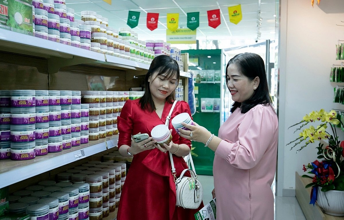 Trong ngày khai trương đầu tiên, rất nhiều khách hàng đã nhận được ưu đãi, khuyến mãi hấp dẫn. Trong ngày khai trương đầu tiên, rất nhiều khách hàng đã nhận được ưu đãi, khuyến mãi hấp dẫn.