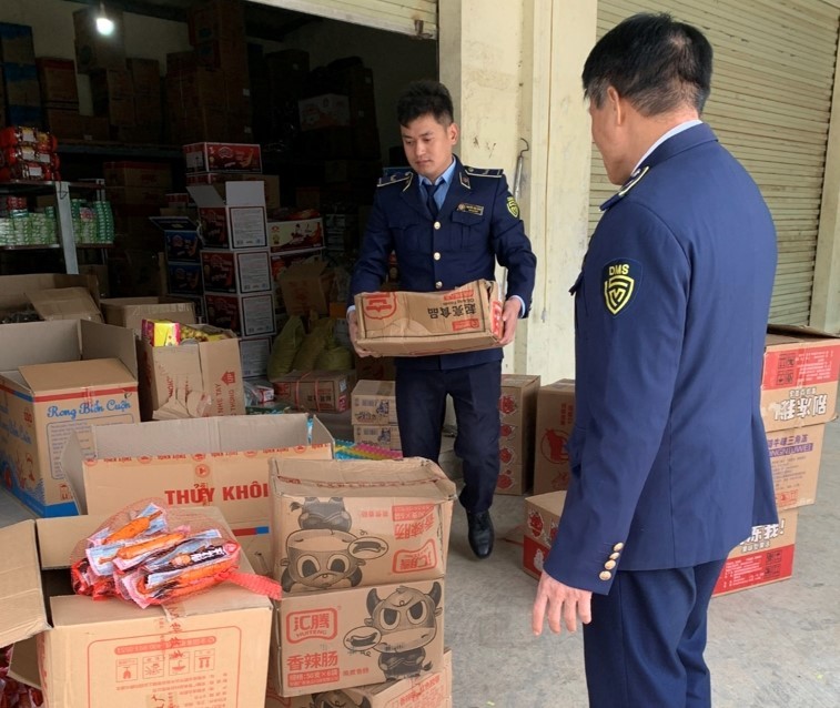 Nghệ An: Chủ hộ kinh doanh 204 sản phẩm không rõ nguồn Nghệ An: Chủ hộ kinh doanh 204 sản phẩm không rõ nguồn