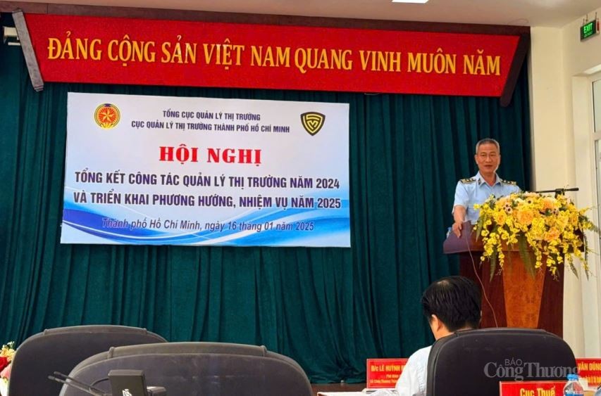 Ông Trương Văn Ba - Cục trưởng Cục Quản lý thị trường TP. Hồ Chí Minh phát biểu chủ trì hội nghị.