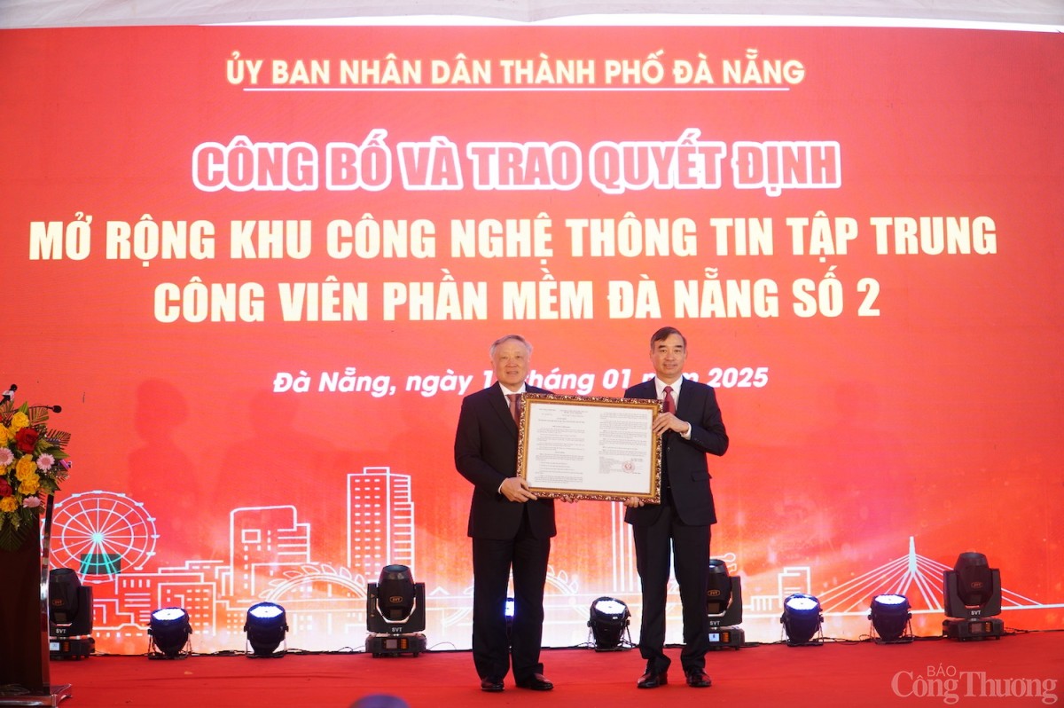 Phó Thủ tướng Thường trực Chính phủ Nguyễn Hòa Bình trao Quyết định của Thủ tướng Chính phủ về mở rộng Khu Công nghệ thông tin tập trung Công viên phần mềm Đà Nẵng cho TP. Đà Nẵng.