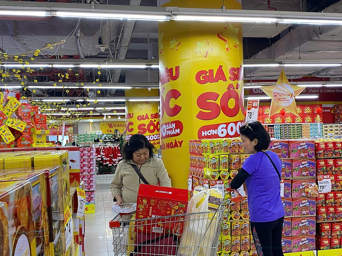 Người dân Thủ đô mua sắm hàng Tết tại siêu thị Winmart Royal City (Hà Nội)