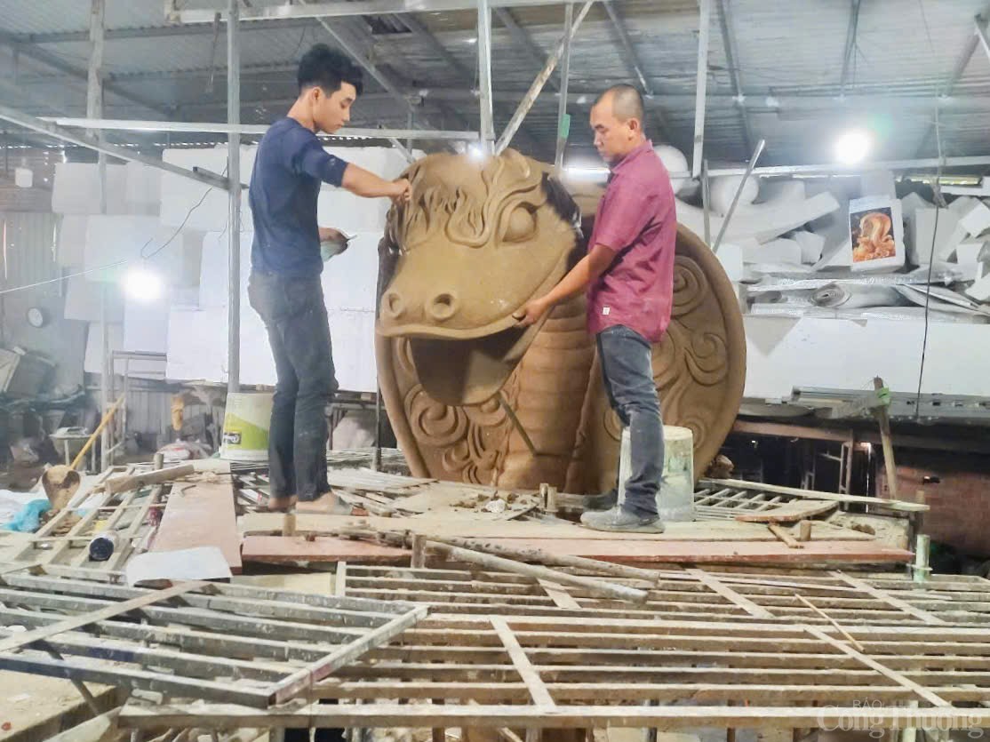 Bên trong xưởng tạo hình linh vật rắn Tết ở Gia Lai Bên trong xưởng tạo hình linh vật rắn Tết ở Gia Lai