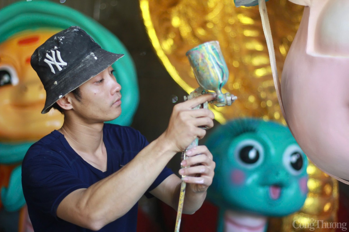 Bên trong xưởng tạo hình linh vật rắn Tết ở Gia Lai Bên trong xưởng tạo hình linh vật rắn Tết ở Gia Lai