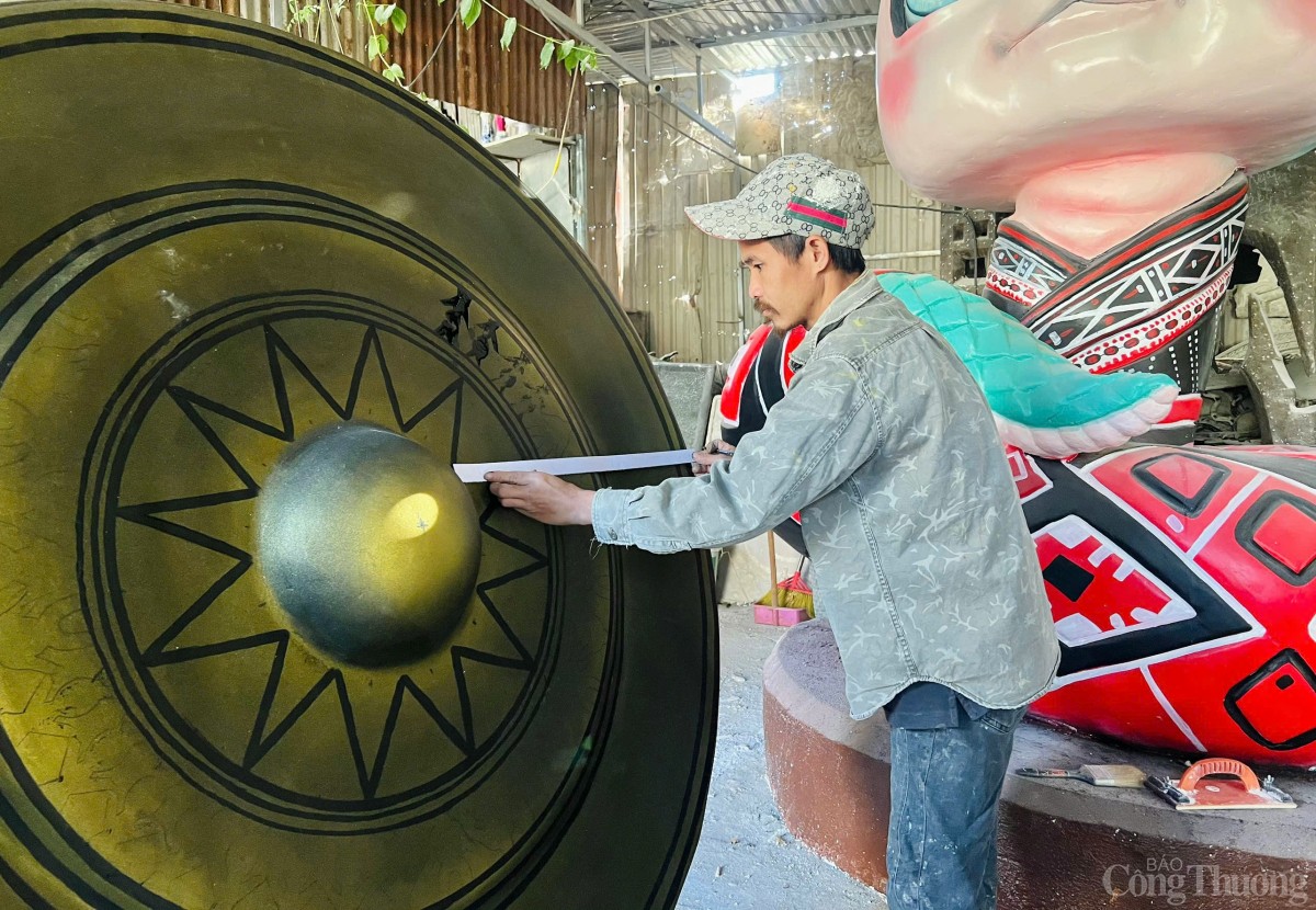 Bên trong xưởng tạo hình linh vật rắn Tết ở Gia Lai Bên trong xưởng tạo hình linh vật rắn Tết ở Gia Lai