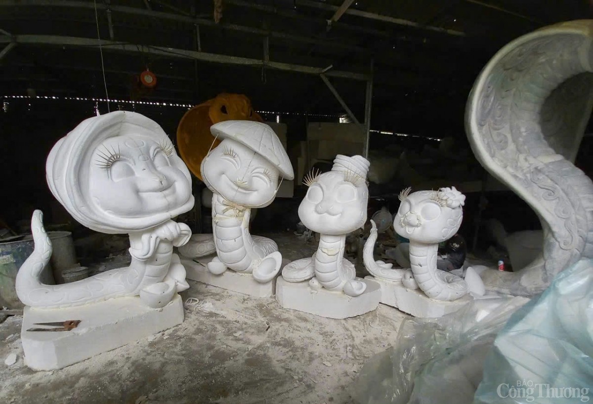 Bên trong xưởng tạo hình linh vật rắn Tết ở Gia Lai Bên trong xưởng tạo hình linh vật rắn Tết ở Gia Lai