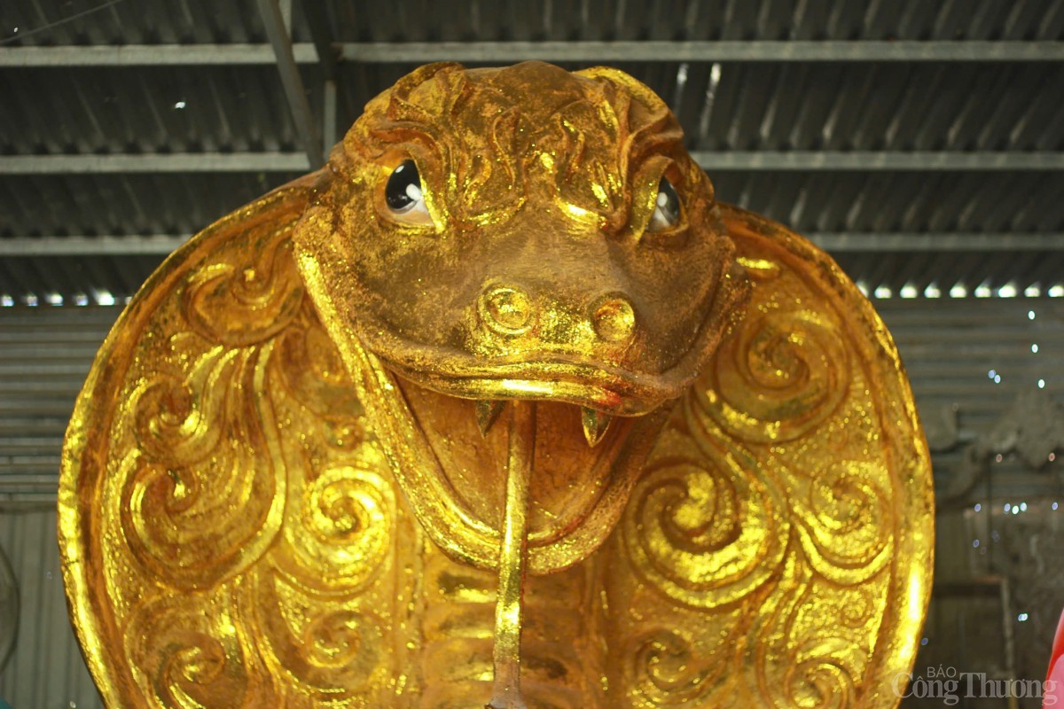 Bên trong xưởng tạo hình linh vật rắn Tết ở Gia Lai Bên trong xưởng tạo hình linh vật rắn Tết ở Gia Lai