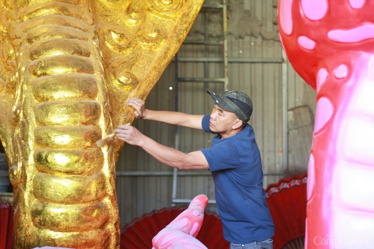 Bên trong xưởng tạo hình linh vật rắn Tết ở Gia Lai Bên trong xưởng tạo hình linh vật rắn Tết ở Gia Lai