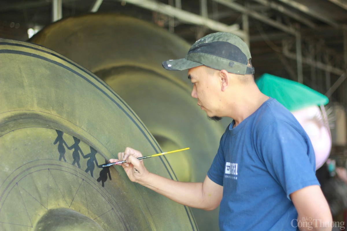 Bên trong xưởng tạo hình linh vật rắn Tết ở Gia Lai Bên trong xưởng tạo hình linh vật rắn Tết ở Gia Lai