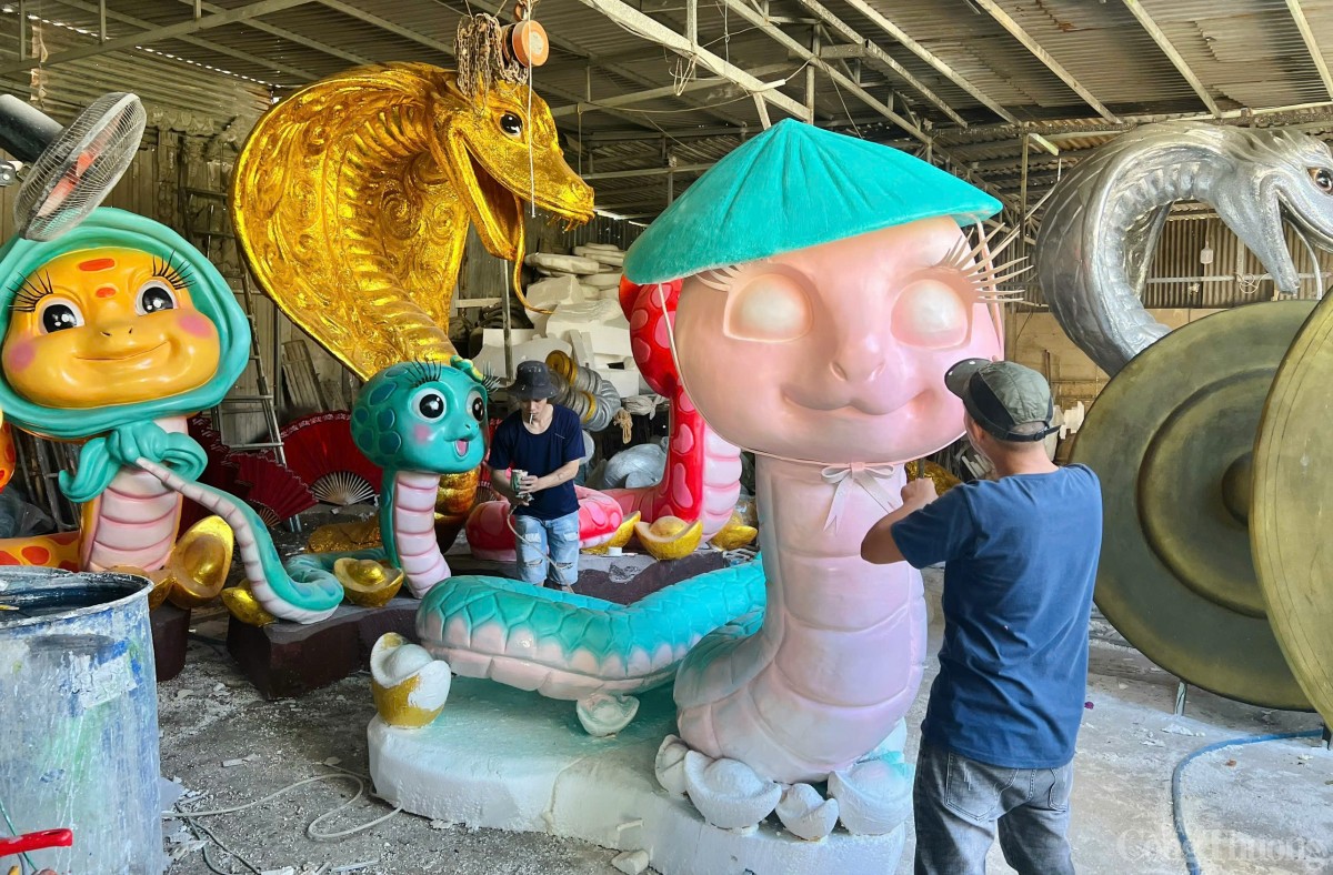 Bên trong xưởng tạo hình linh vật rắn Tết ở Gia Lai Bên trong xưởng tạo hình linh vật rắn Tết ở Gia Lai