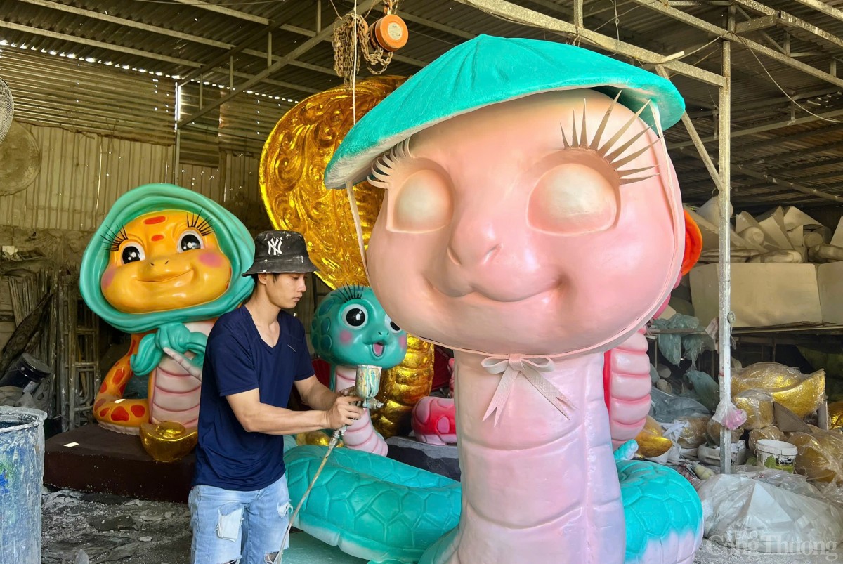 Bên trong xưởng tạo hình linh vật rắn Tết ở Gia Lai Bên trong xưởng tạo hình linh vật rắn Tết ở Gia Lai