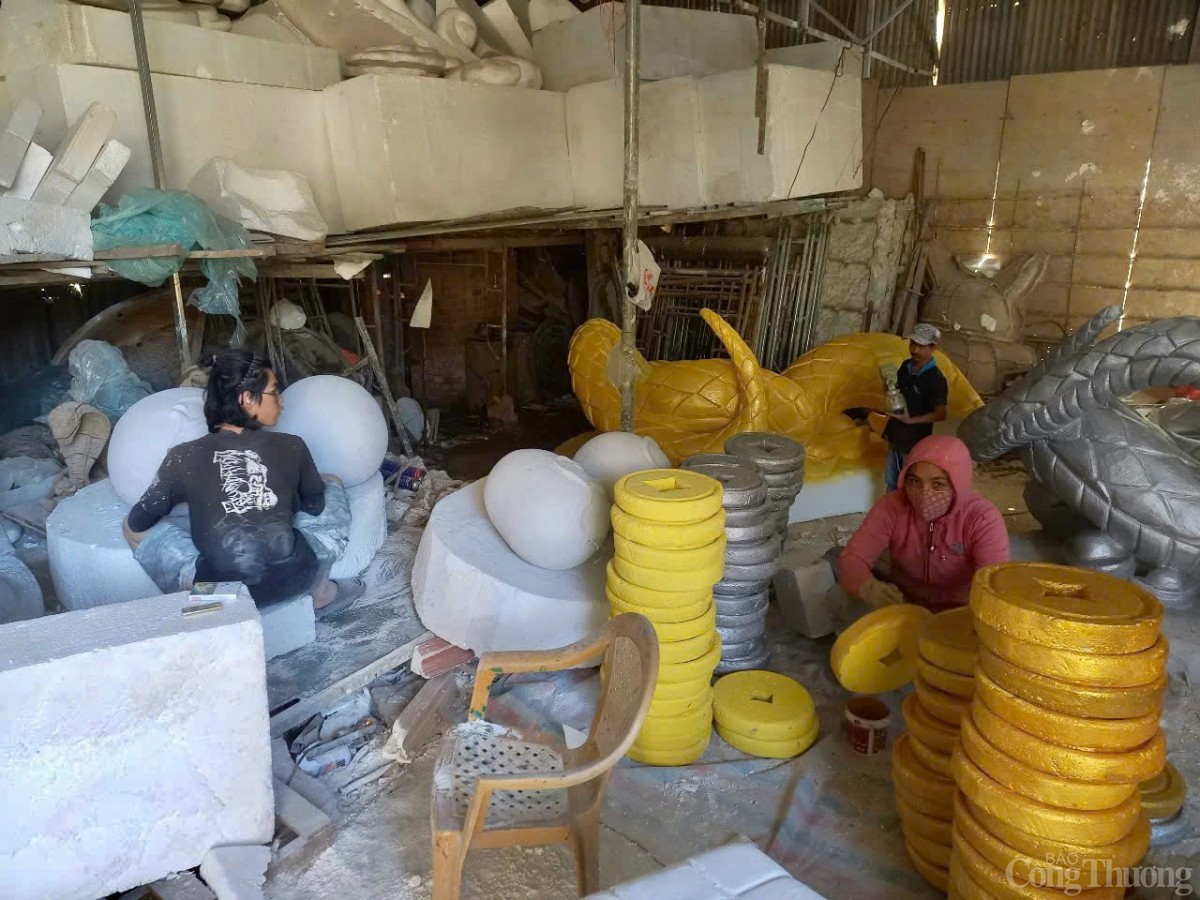 Bên trong xưởng tạo hình linh vật rắn Tết ở Gia Lai Bên trong xưởng tạo hình linh vật rắn Tết ở Gia Lai