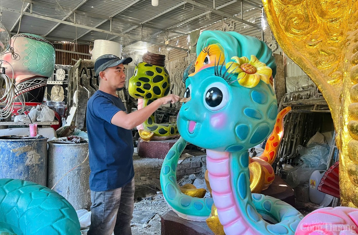 Bên trong xưởng tạo hình linh vật rắn Tết ở Gia Lai Bên trong xưởng tạo hình linh vật rắn Tết ở Gia Lai