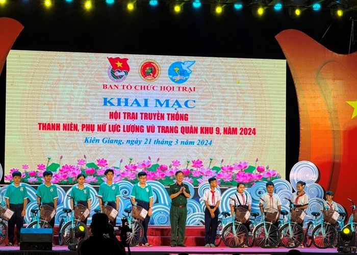 Trao xe đạp cho học sinh tại lễ khai mạc Hội trại năm 2024. Ảnh: Báo Văn Hóa Trao xe đạp cho học sinh tại lễ khai mạc Hội trại năm 2024. Ảnh: Báo Văn Hóa