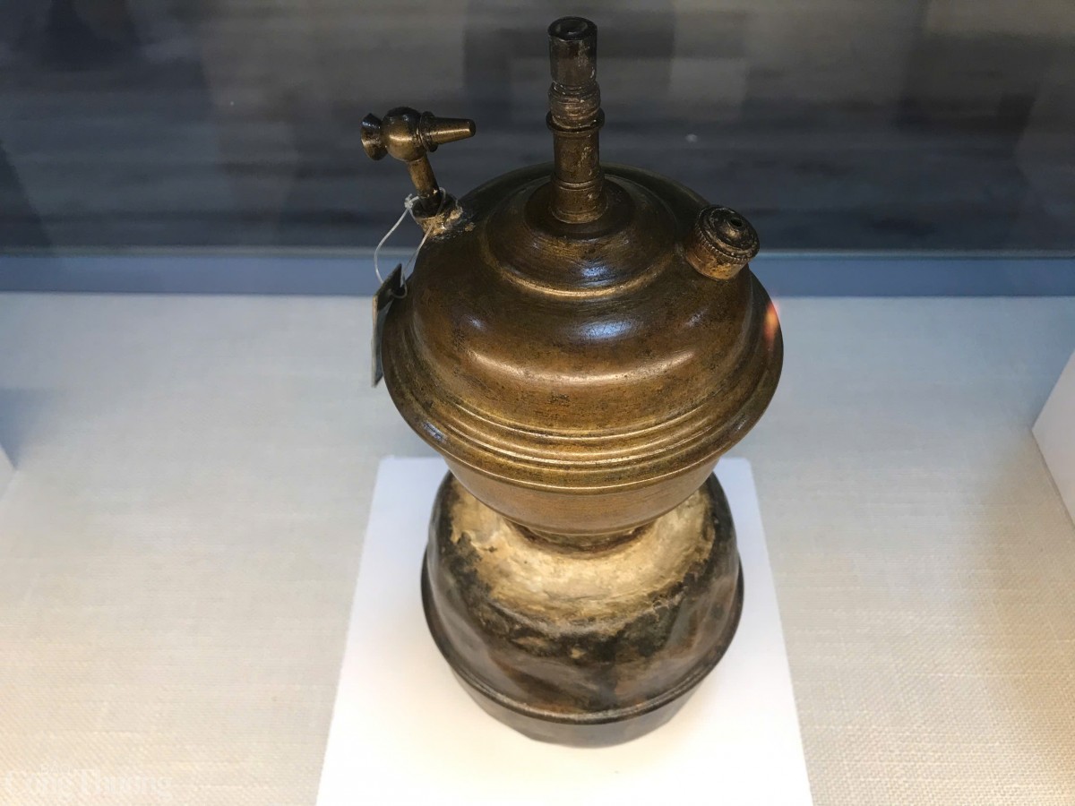 Đèn đất bà Trần Thị Khánh đưa cho đồng chí Nguyễn Văn Trạch dùng khi hội họp, in tài liệu Đảng, Hải Dương, thời kỳ 1939-1942 Đèn đất bà Trần Thị Khánh đưa cho đồng chí Nguyễn Văn Trạch dùng khi hội họp, in tài liệu Đảng, Hải Dương, thời kỳ 1939-1942