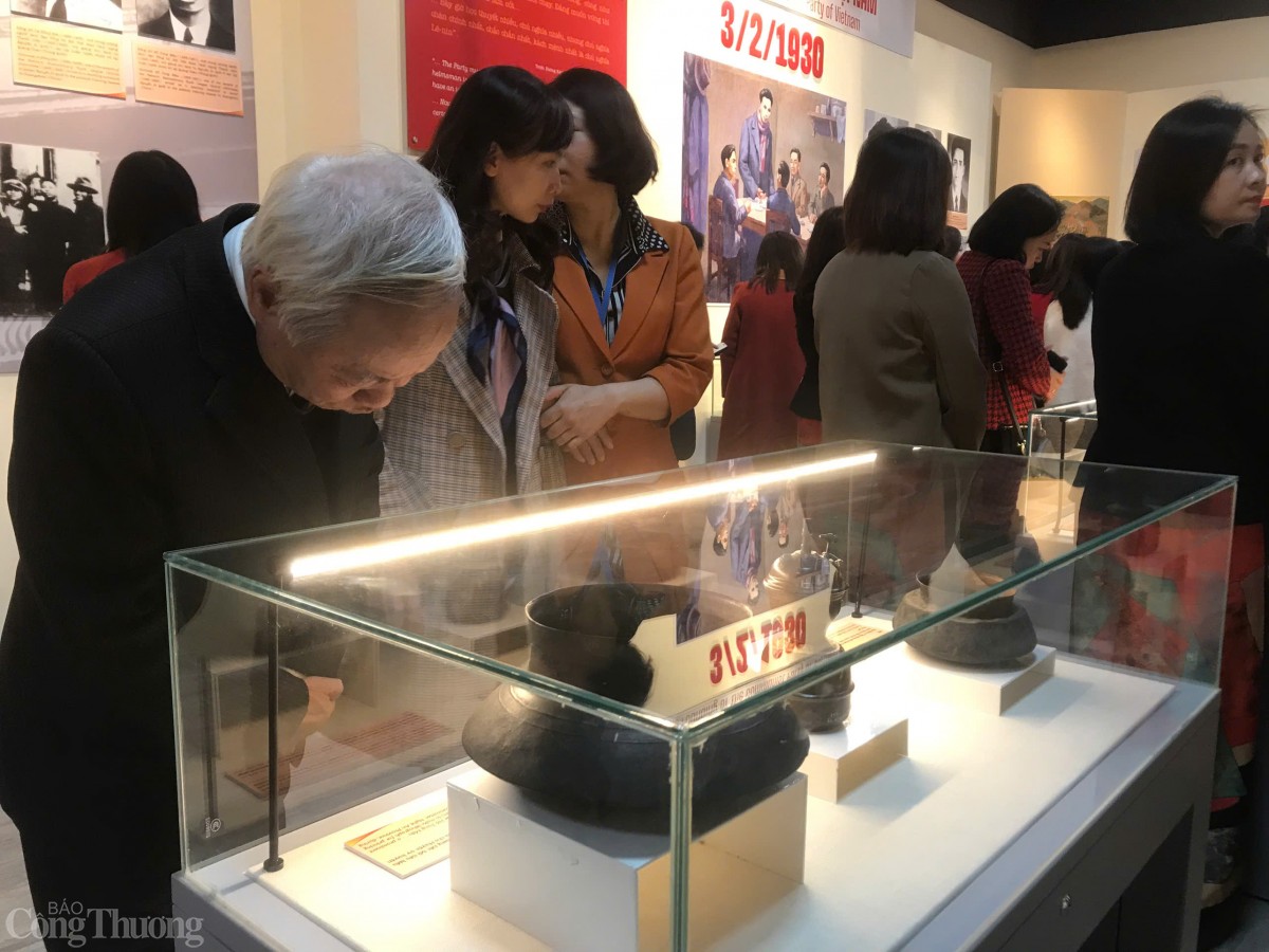 Trưng bày thu hút sự quan tâm của người dân Trưng bày thu hút sự quan tâm của người dân